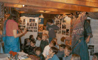 F�hrung einer Schulklasse durch die Ausstellung "Das bengalische Dorf"