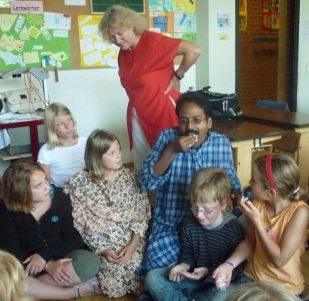 Anshuman und Sch&uuml;ler beim Reisessen mit Fingern