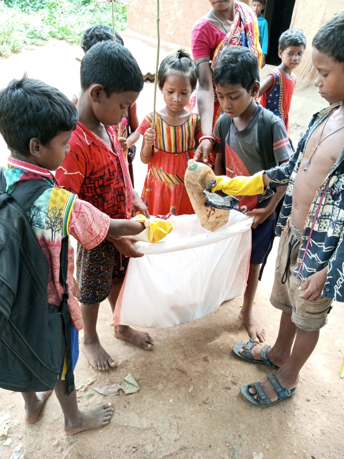 Kinder sammeln Plastik