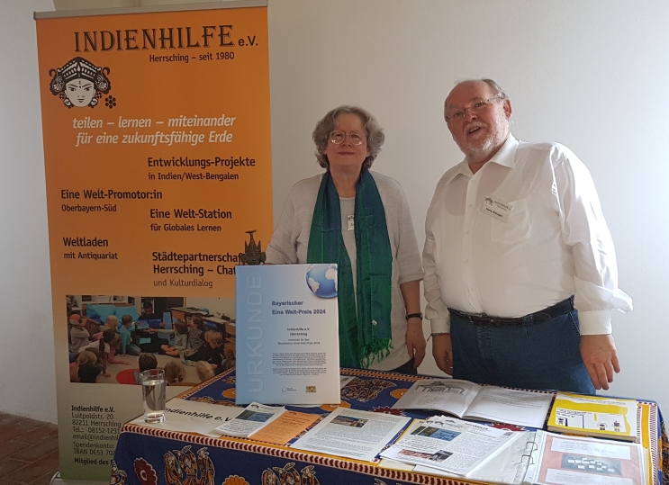 Infostand der Indienhilfe bei Verleihung Bay. Eine Welt-Preis 2024