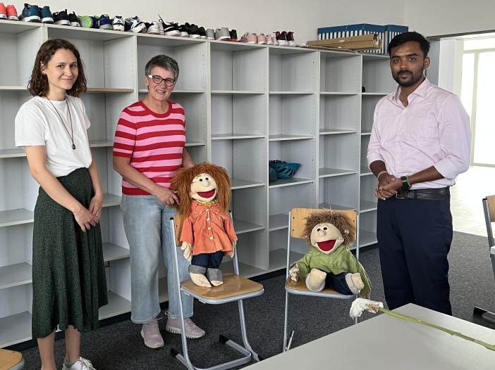 Eine Welt-Promotorin Leonie Müller mit Erziehungsmediatorin M. Blunck und Projektleiter Sarthak Roy