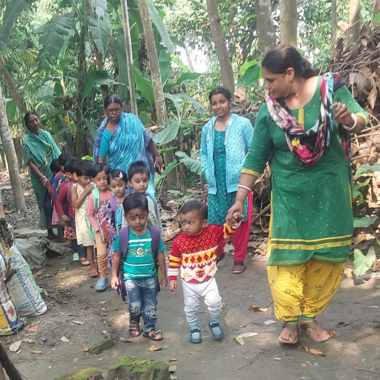 Kinder laufen zur Schule