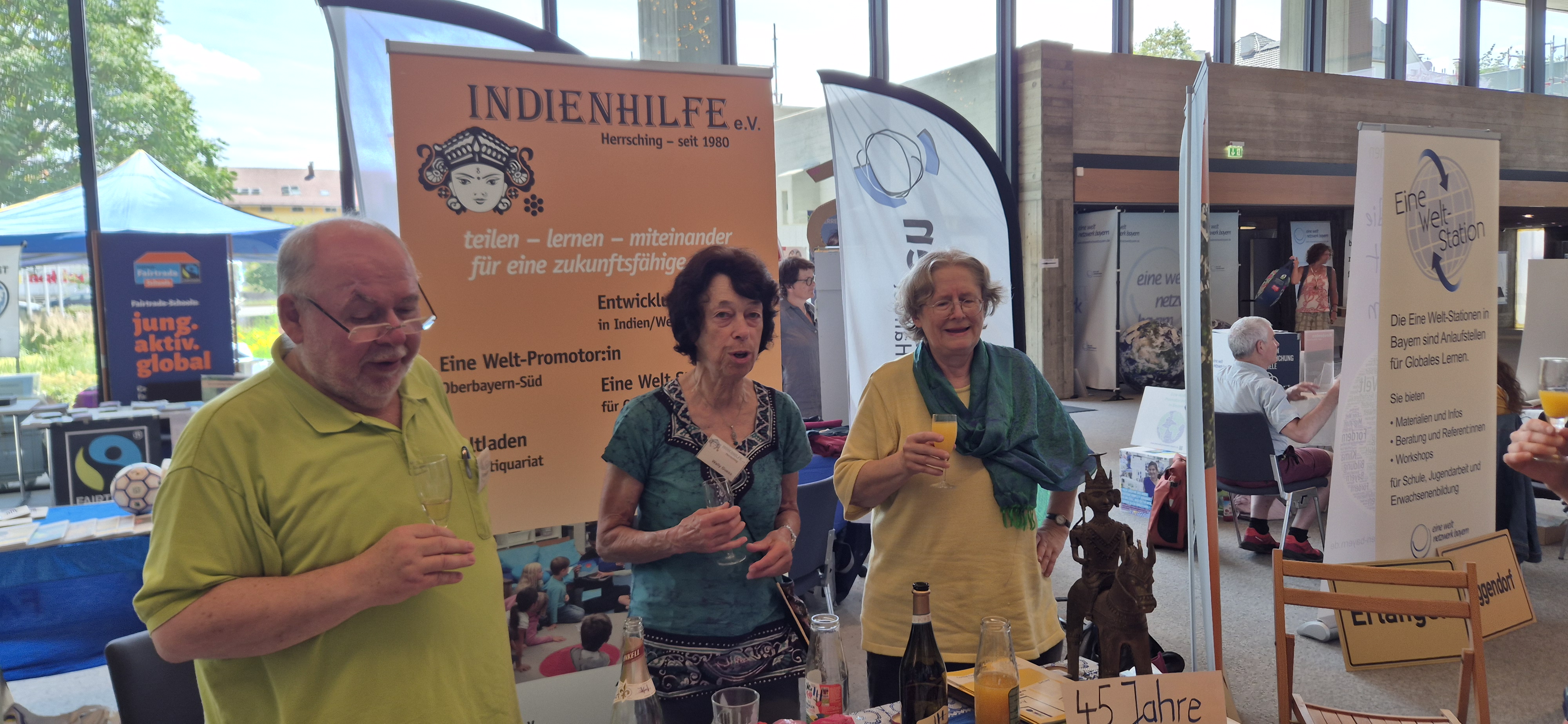 Unter vielen Gleichgesinnten - Dr. Hans Alzinger (Vorstand), Wally Guess (Arbeitsausschuss) und Elisabeth Kreuz (Vorstand) verbringen die beiden Tage in Augsburg mit vielen Gesprächen, nehmen an Workshops teil, knüpfen neue Fäden und treffen alte Weggefährten. Zwei Tage, die sich gelohnt haben! (Foto: Indienhilfe)