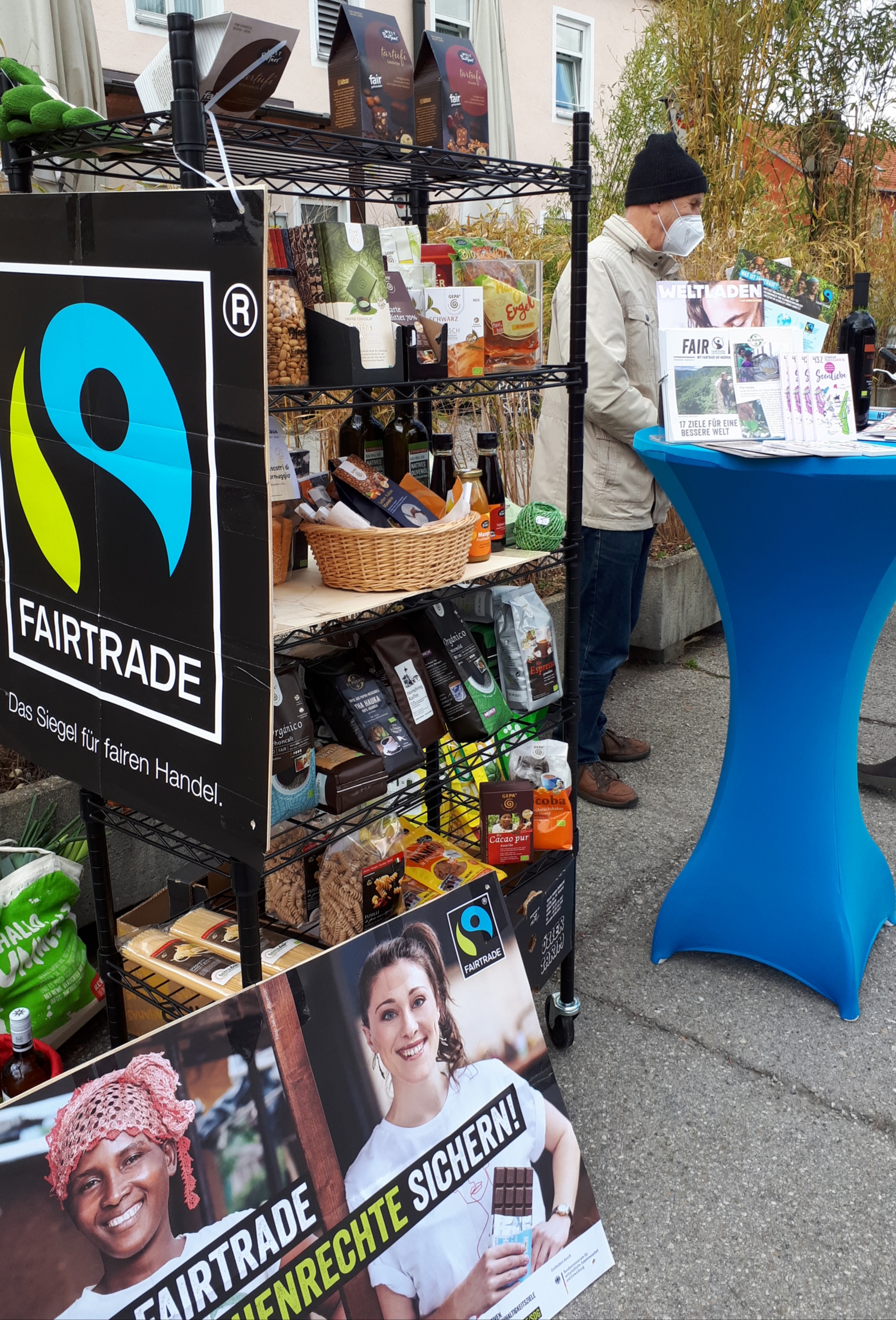 Erwin am Stand für Faire Waren